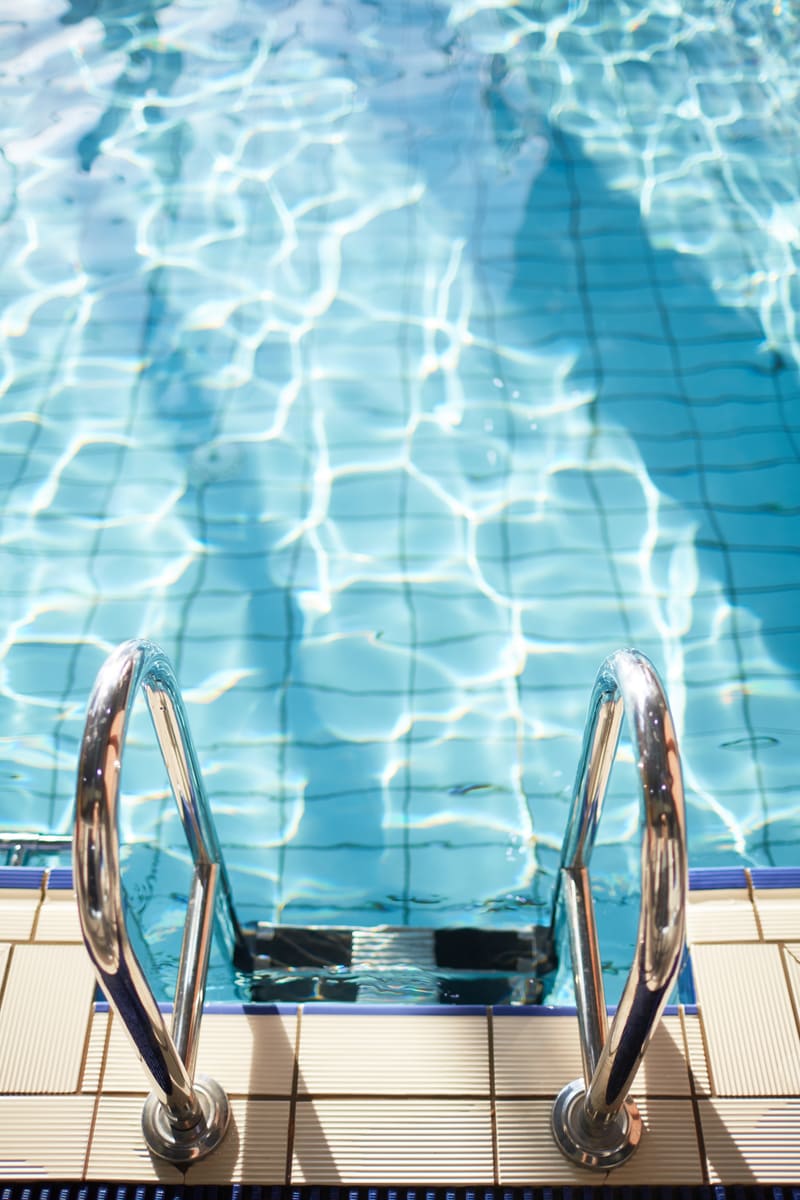 una piscina vista desde arriba tras mantenimiento de piscinas